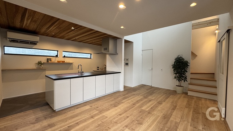 自然の中で過ごしている感覚にしてくれるシンプルモダンなLDK