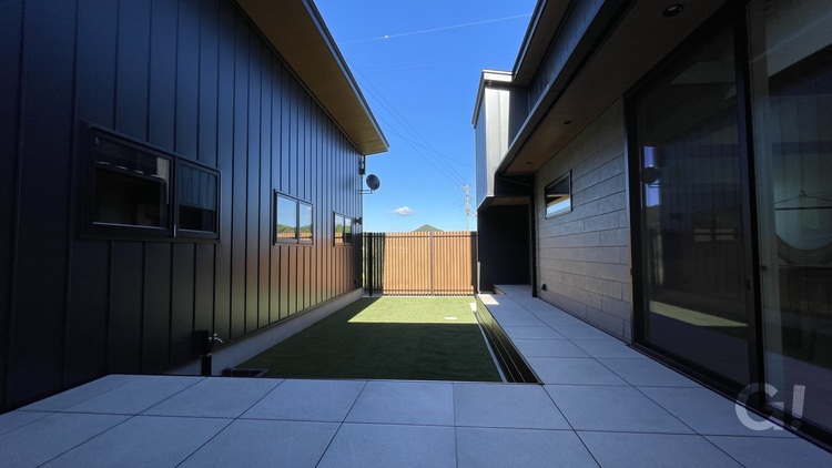 季節の移り変わりを体感できる癒しの場所になるシンプルモダンな中庭