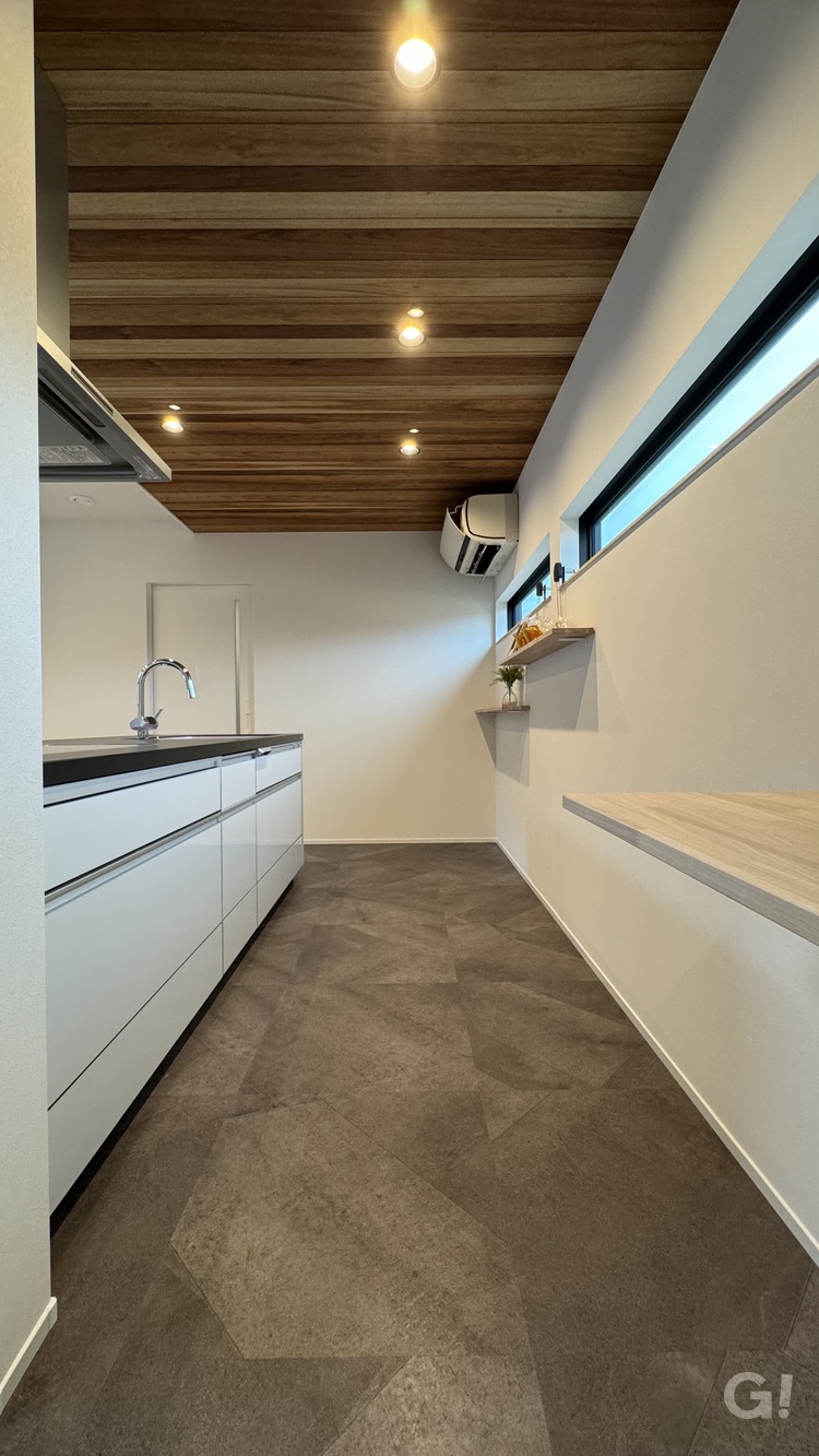 親子で楽しくアウトドア飯を作る時間を大切にできるシンプルモダンなキッチン