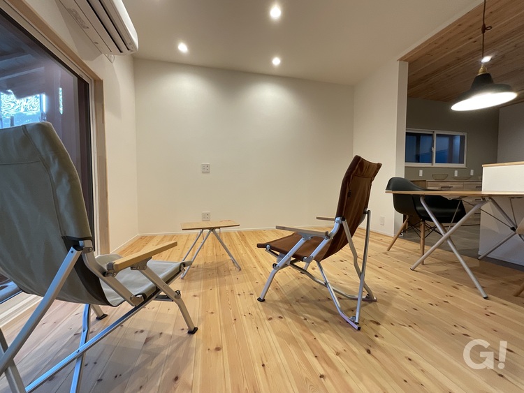 大好きなアウトドアについて語り合える心地よいシンプルモダンなリビング