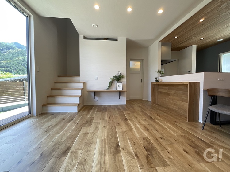 自然素材の優しさを体感して心穏やかに時が流れるシンプルモダンなLDK