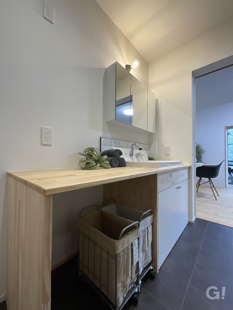 『スキンケアで自分へのご褒美タイムを満喫できるシンプルモダンな洗面室』の写真