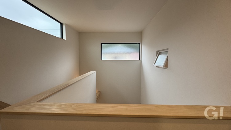 高窓から陽の光が均一に届く癒しの空間がいいシンプルモダンな2階ホール