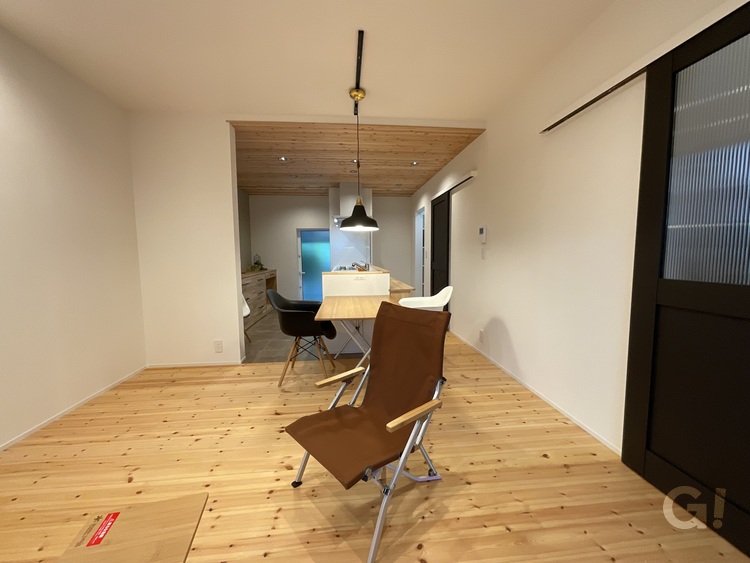 自然の優しさにそっと包み込まれた感覚で過ごせるシンプルモダンなリビング