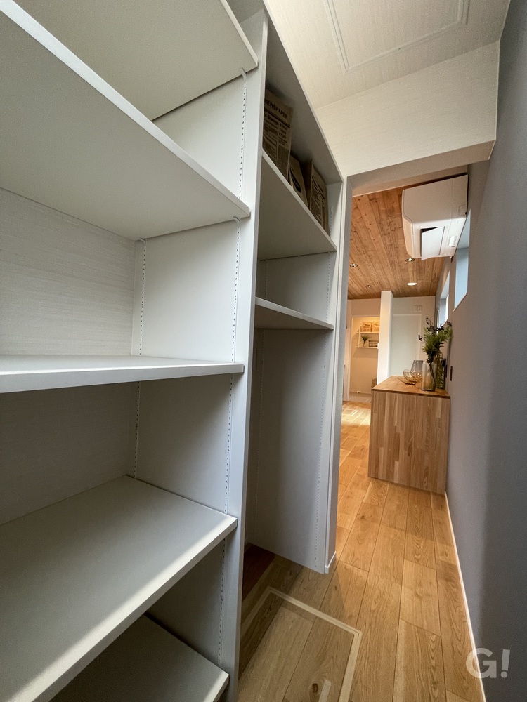 美しく収納を叶える！キッチンから繋がるシンプルモダンなパントリー