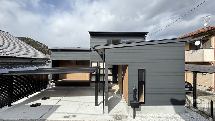 チャコールグレーに包まれ伸びやかに暮らせるシンプルモダンな家