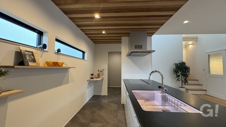 淡いピンクがお洒落POINT！アウトドア飯を楽しく作れるシンプルモダンなキッチン