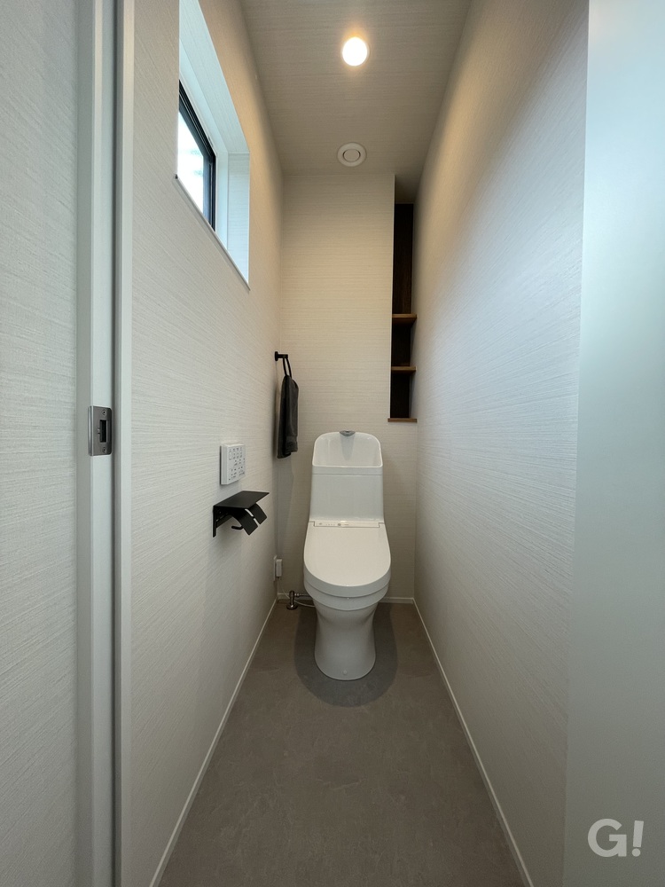 白で統一され清々しい空気感がいいシンプルモダンなトイレ