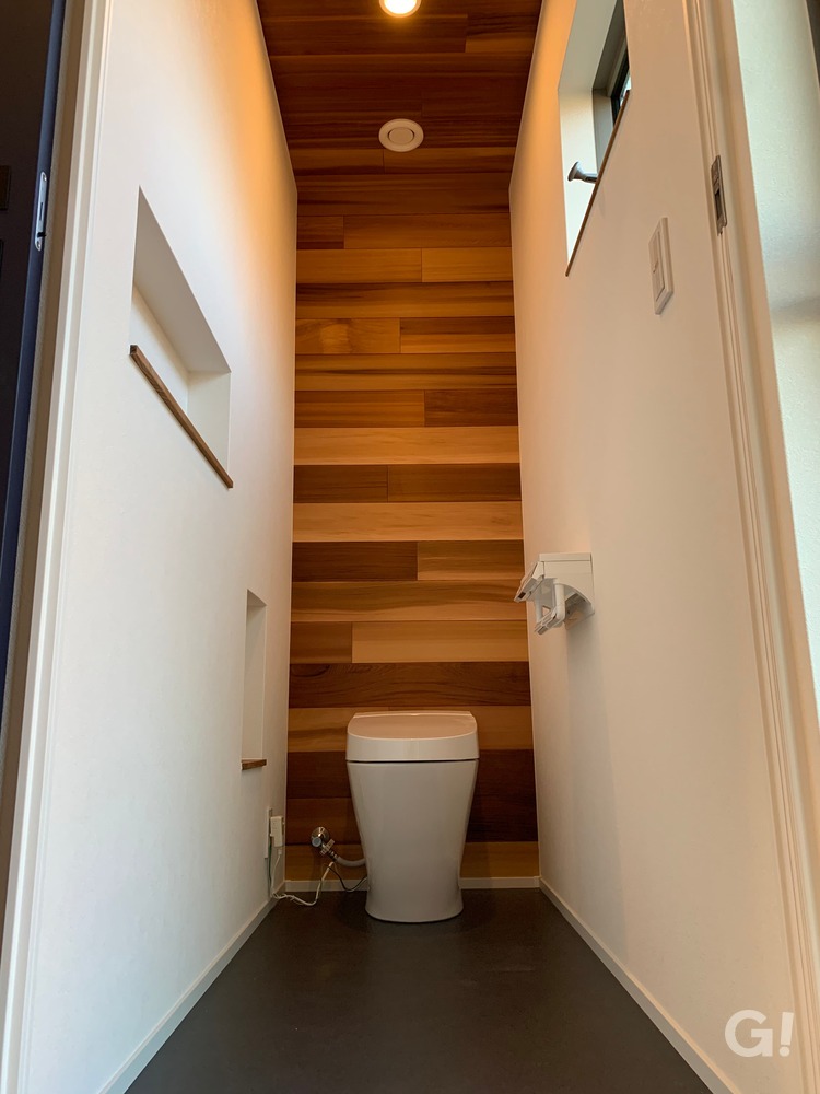 『アウトドア好きの人が選んだ木の贅沢な空間に包まれた北欧風トイレ』の写真
