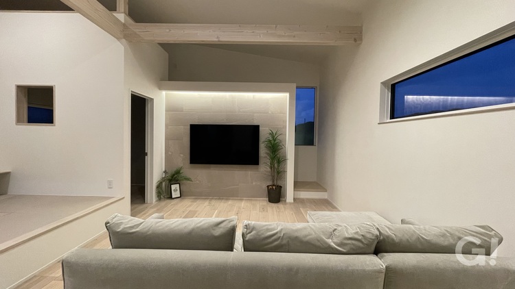 『家族団欒を最優先でき賑やかな時が流れるシンプルモダンなリビング』の写真