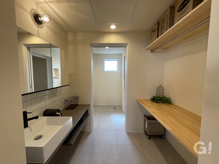 『いつ使用してもほっと優しい空気感に包み込んでくれるシンプルモダンな洗面室』の写真