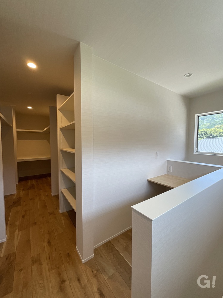 空間を無駄にしない有効活用がいいシンプルモダンな2階ホール