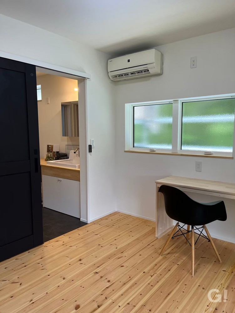 仕事＆趣味を両立できる特等席！集中できるシンプルモダンなワークスペース