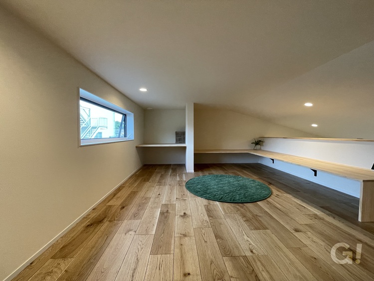 親子で賑やかにおうちキャンプを楽しめるシンプルモダンな屋根裏部屋