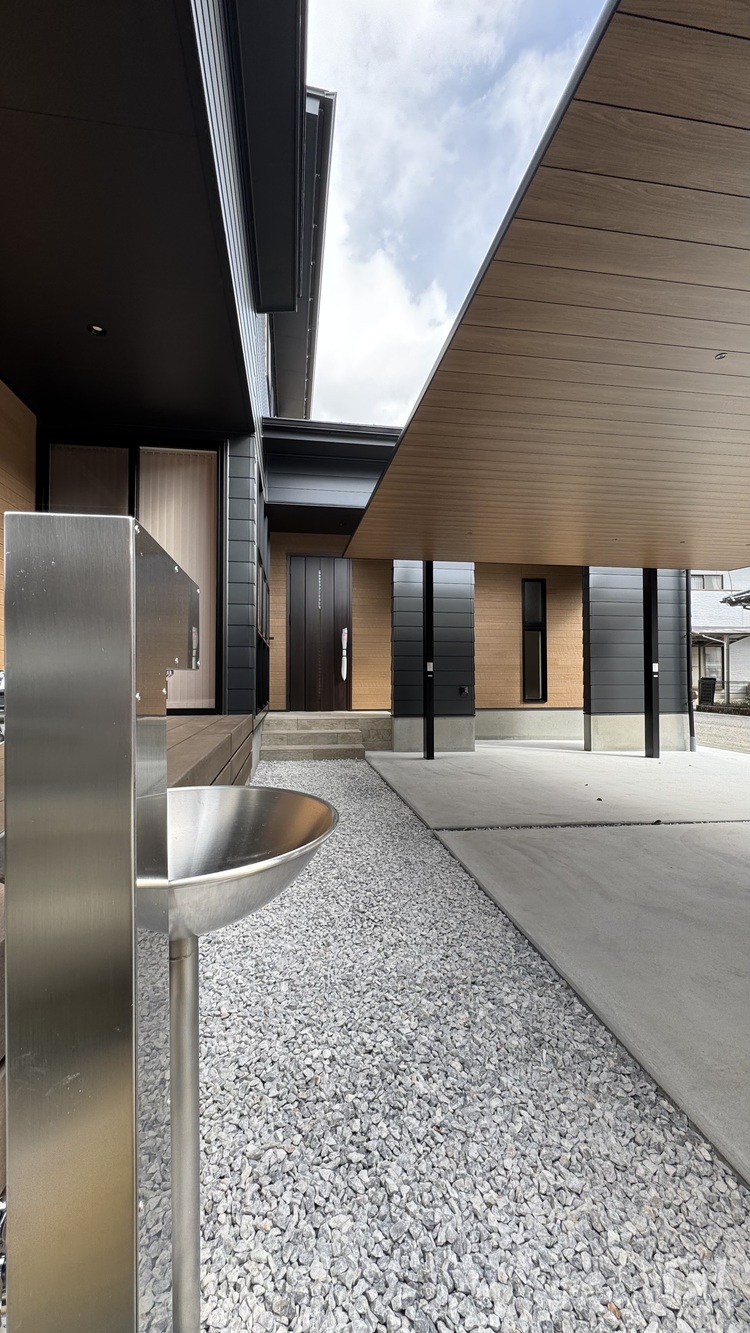 落ち着き感たっぷり！玄関まで優しく誘導してくれるシンプルモダンなアプローチ