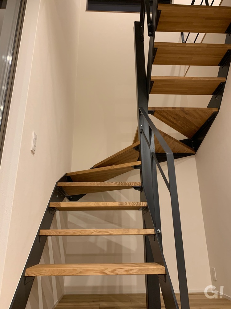 『高品質木材で自然を感じアウトドア気分に浸れるシンプルモダンな階段』の写真