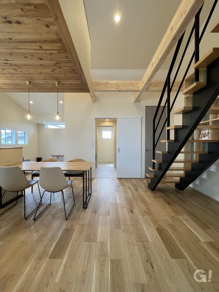 『家族と顔を合わせて会話が弾む設計が嬉しいシンプルモダンなLDK』の写真