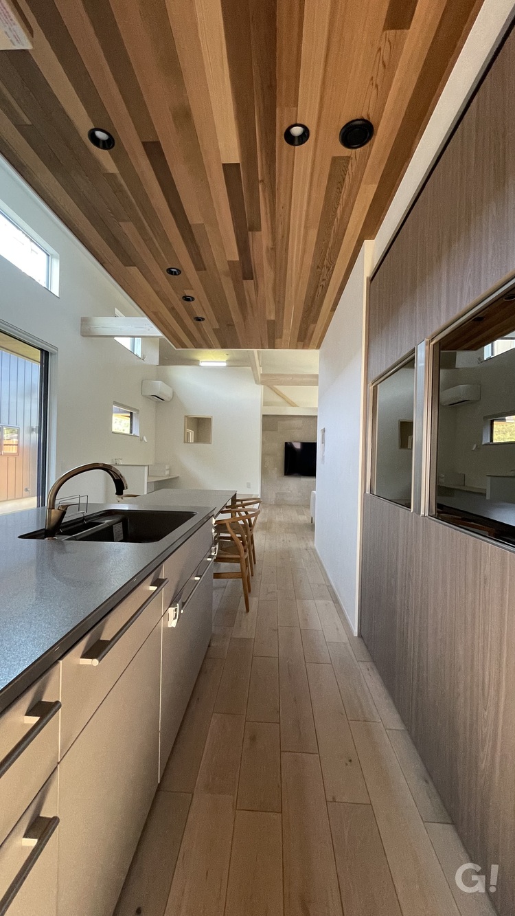 親子で賑やかにアウトドア飯をつくる時間がいいシンプルモダンなキッチン