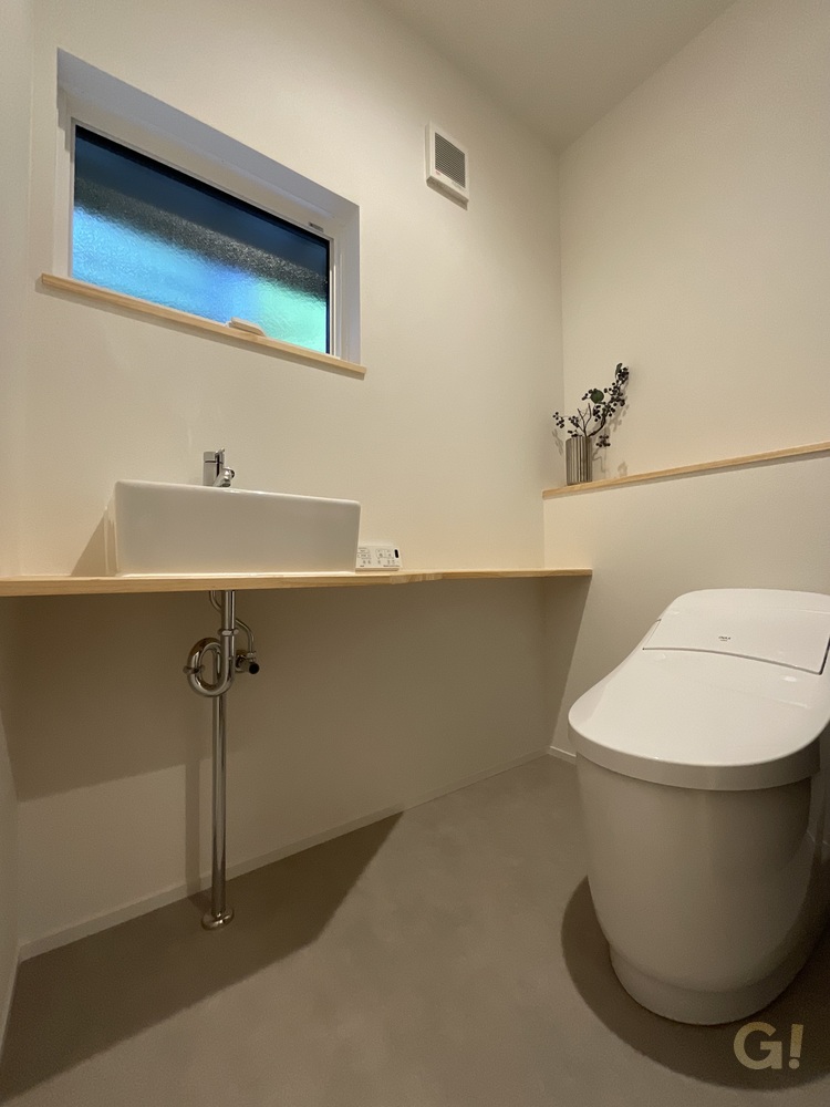 『ホワイトで統一され優しい空気感に包まれたシンプルモダンなトイレ』の写真