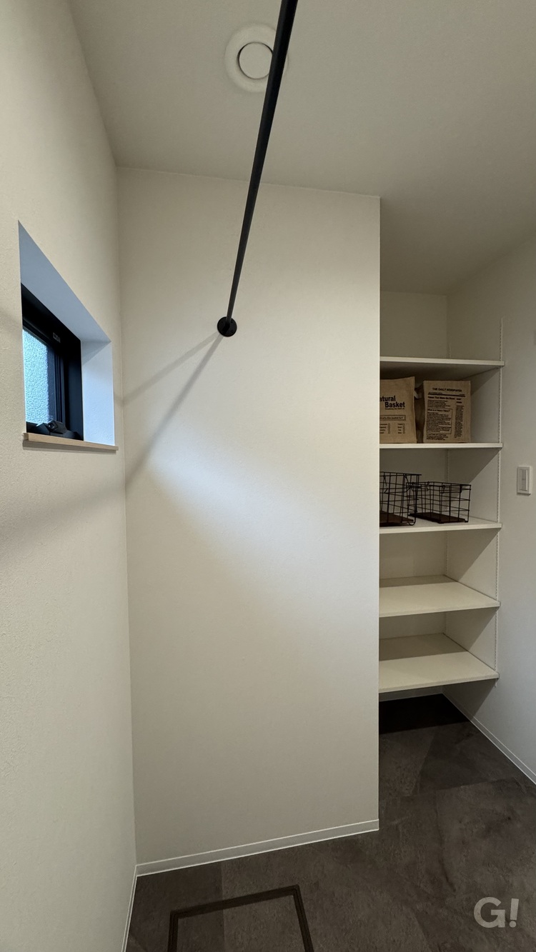 『漆喰で調湿・消臭効果もバッチリ！家事ラクを実感できるシンプルモダンなランドリースペース』の写真