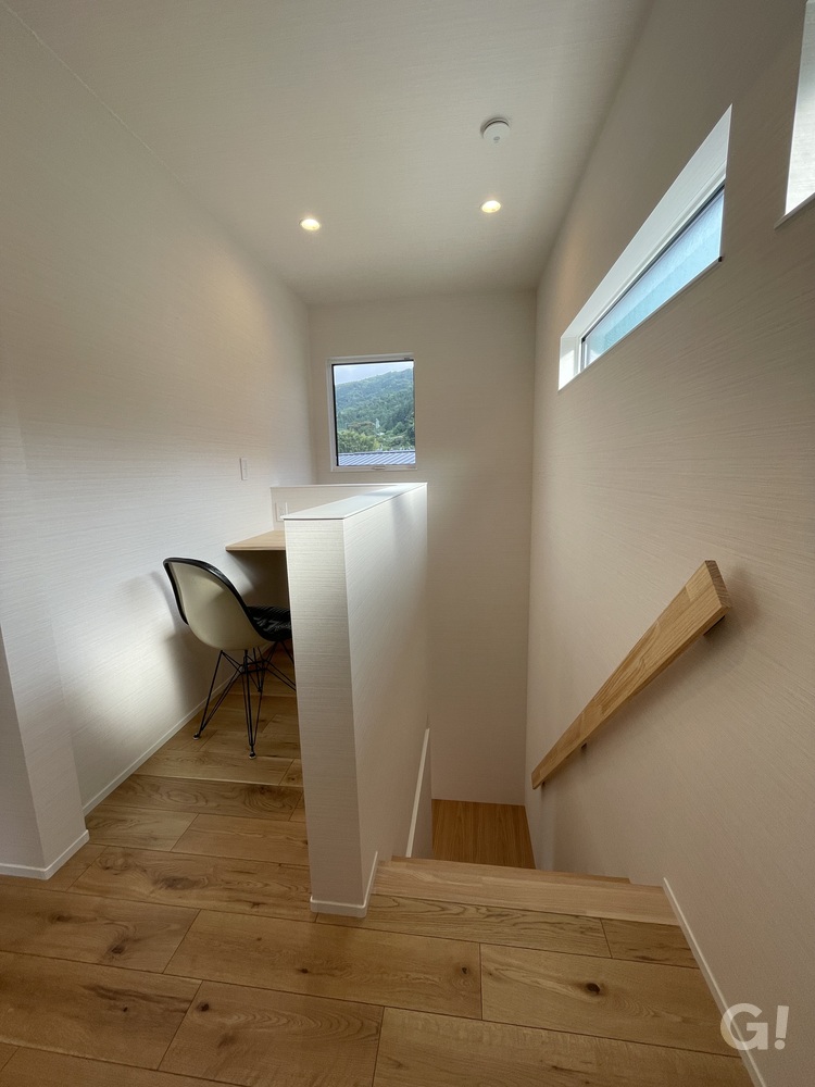 『自分時間を大切にできるスタディコーナーのあるシンプルモダンな2階ホール』の写真