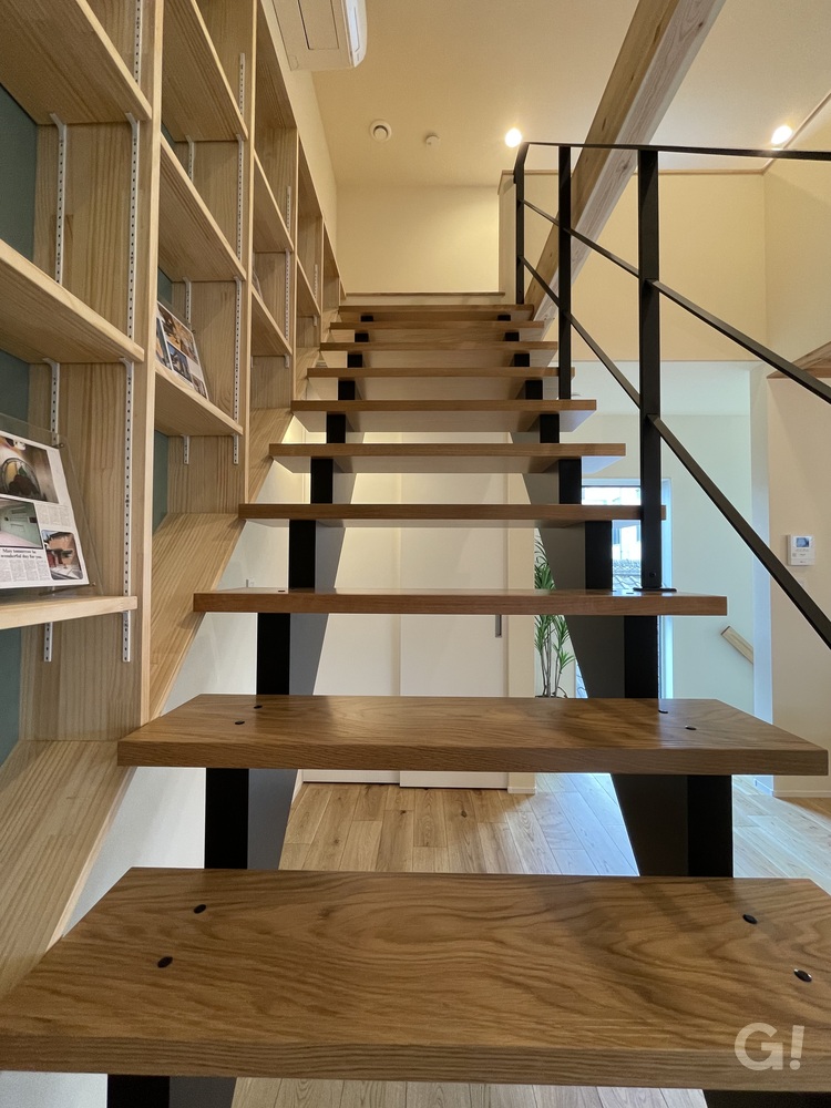 やさしい風＆光を感じ心地いい生活が叶うシンプルモダンなストリップ階段