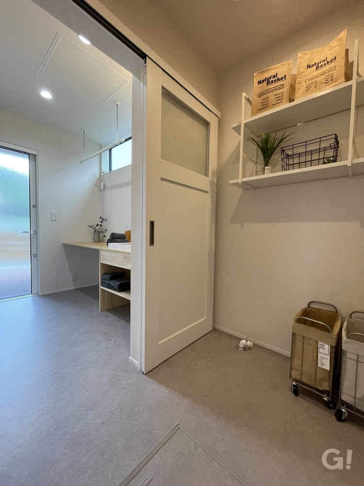 『ランドリールームと繋がる！快適動線が嬉しいシンプルモダンな洗面室』の写真