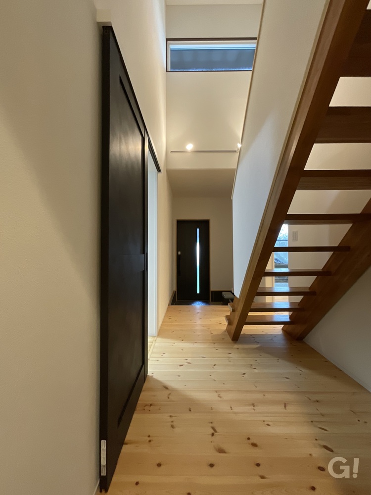 自然を身近に感じられるやわらかな空気感がいいシンプルモダンな玄関ホール