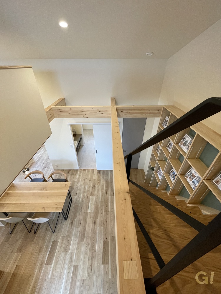 縦の繋がりがぐっと身近に感じられるシンプルモダンなリビング