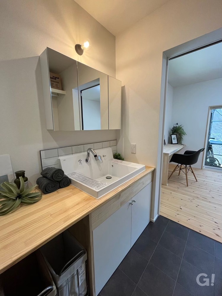 家事も同時進行できるスムーズ動線が嬉しいシンプルモダンな洗面室