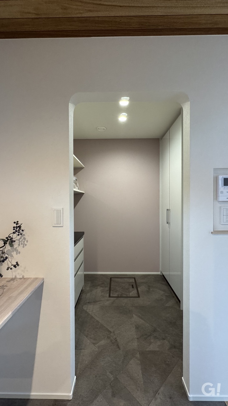 『大容量収納が叶う！やわらかな雰囲気がいいシンプルモダンなパントリー』の写真