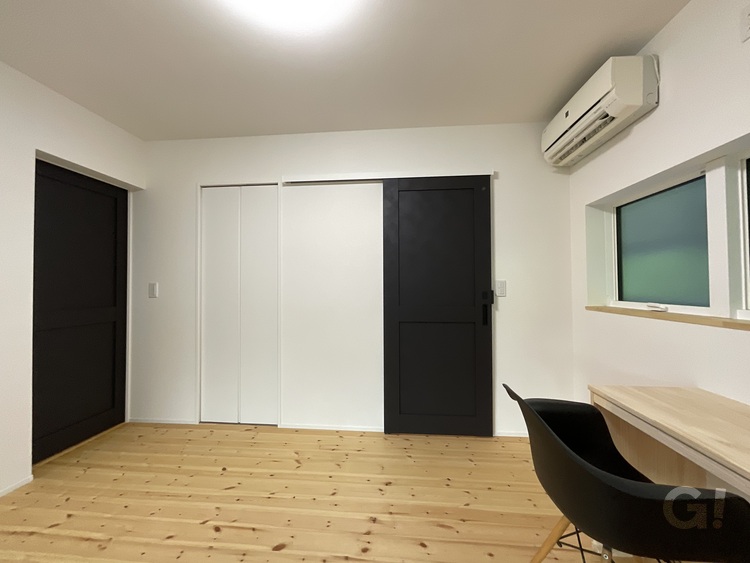 スムーズな動線の良さを日常生活で実感できるシンプルモダンな洋室