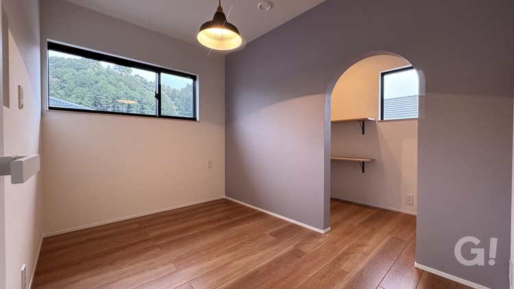 ラベンダーカラーで心身ともにリフレッシュできるシンプルモダンな洋室