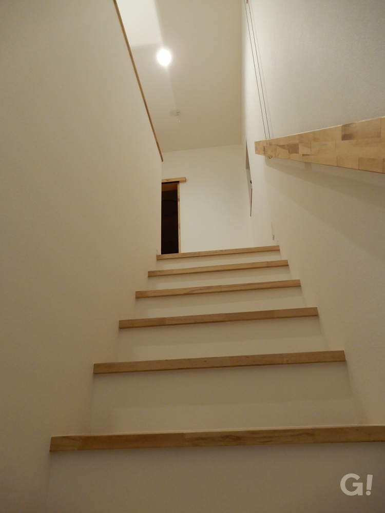 『アウトドア好きの人が選んだ自然素材に包まれた北欧スタイルの階段』の写真