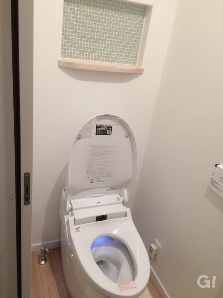 ホワイトベースのスマートなデザインのトイレ