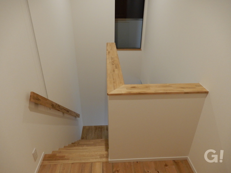 『自然素材に優しく包まれアウトドア気分も楽しめるナチュラルな階段』の写真