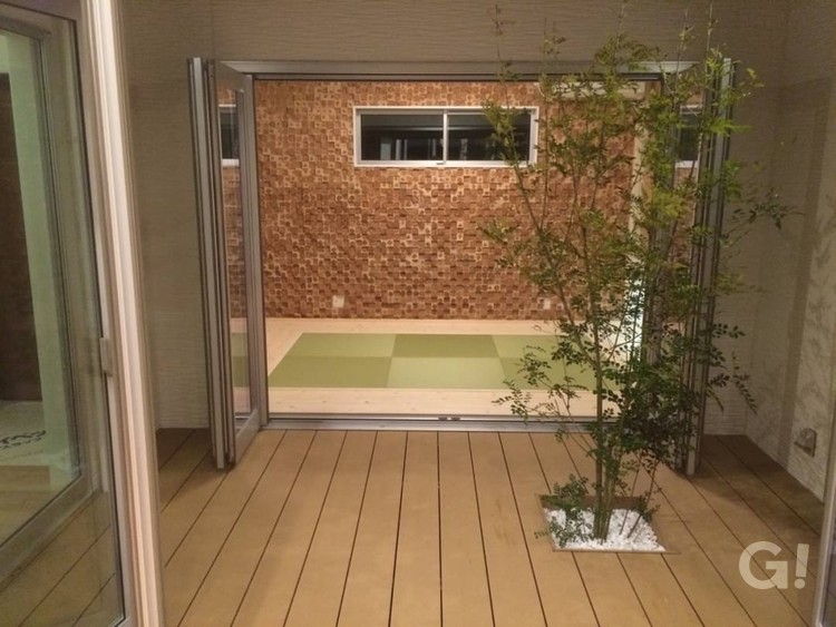 中庭からつながる琉球畳の落ち着きのある空間の写真