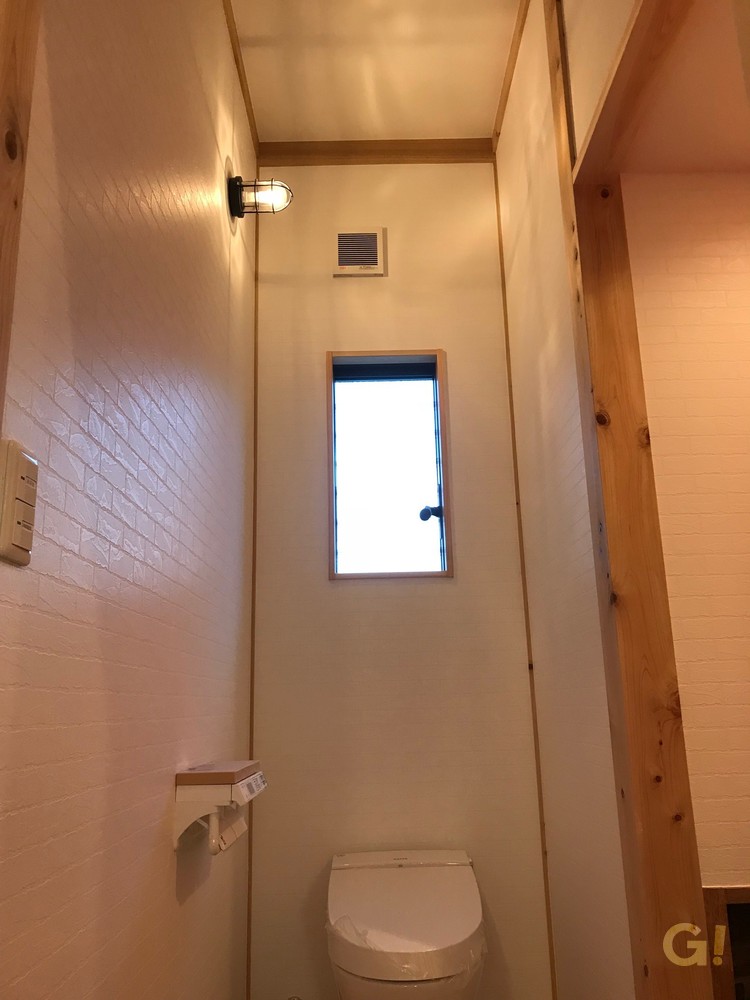 『アウトドア好きの選んだ！マリンランプが美しく光り輝くシンプルモダンなトイレ』の写真