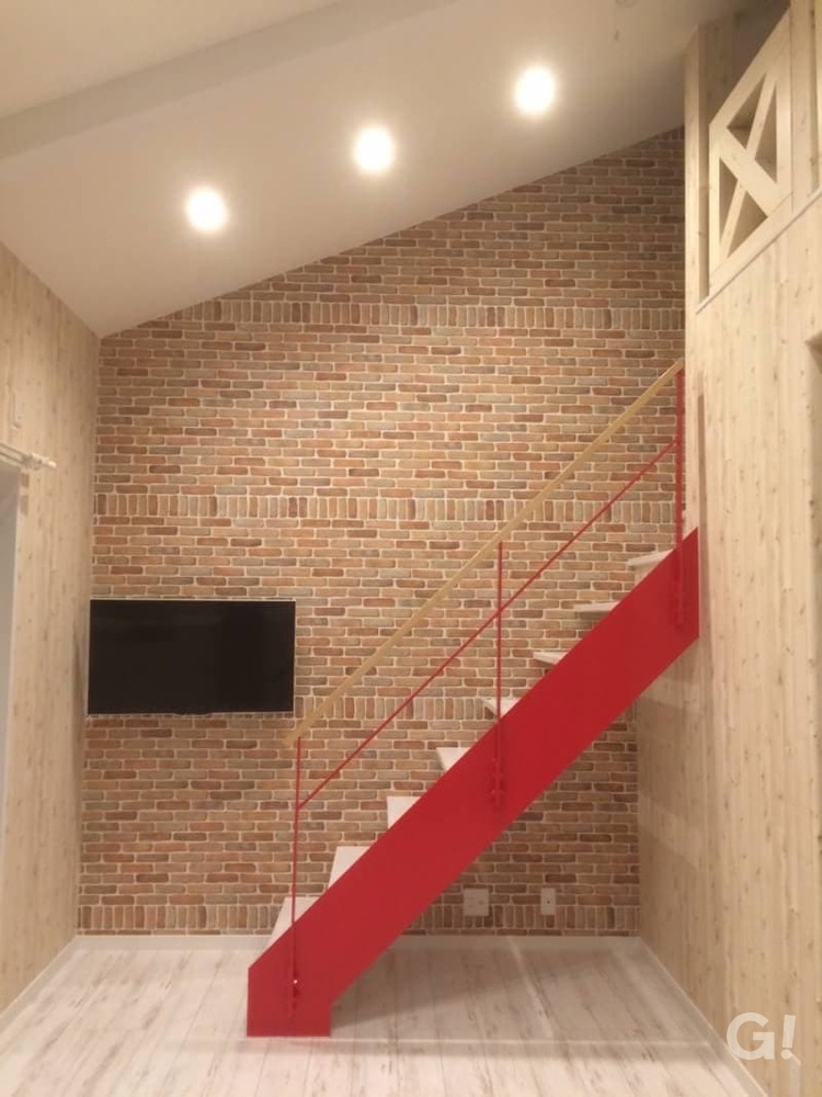 『赤いアイアン階段がお洒落POINT！アウトドアも楽しめるインダストリアルなロフト』の写真