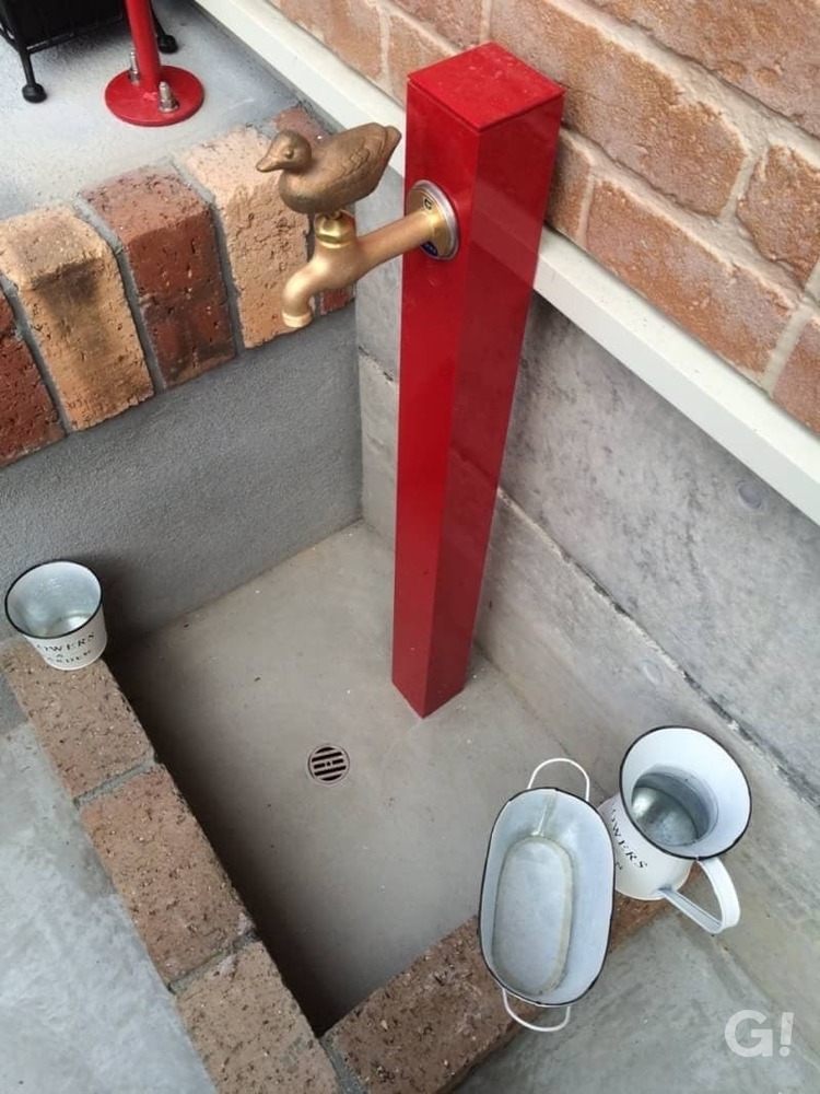 アンティーク調の水栓＆元気の出る赤がアクセント！ブルックリンなアプローチ