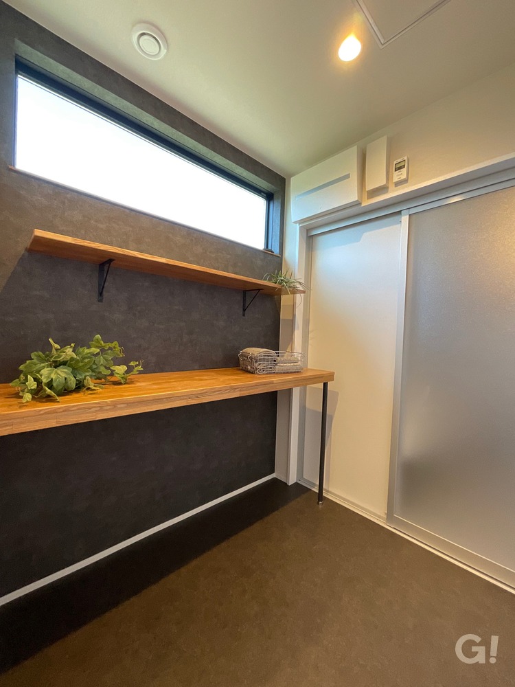 『アウトドア用品もOK！ランドリースペースを確保できる広さのあるシンプルモダンな洗面脱衣室』の写真