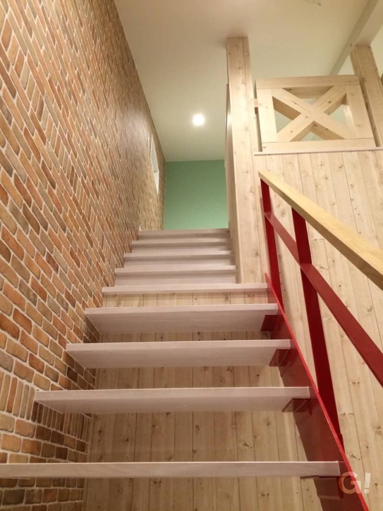 『アウトドア気分で楽しめ心ワクワクする赤いアイアンがPOINTになる北欧スタイルの階段』の写真
