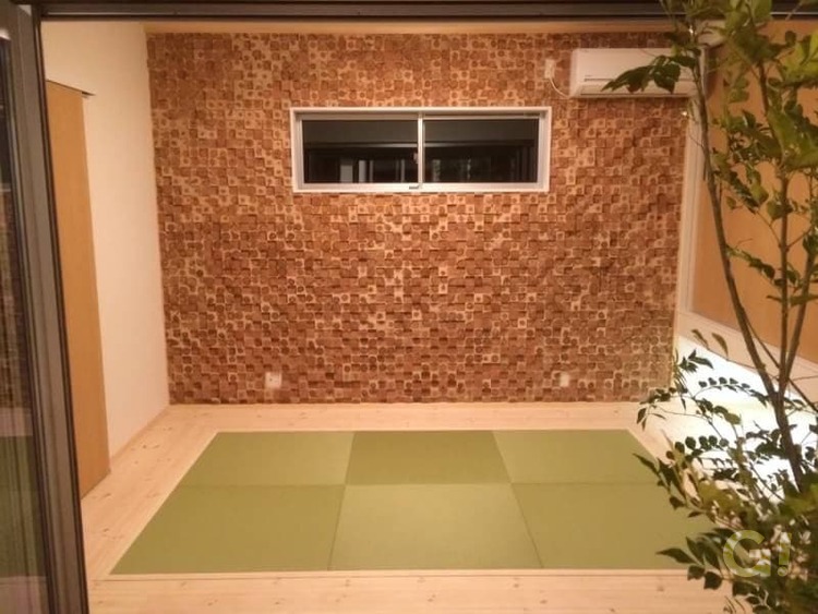 『凹凸感のある壁が空間のアクセント！おうちアウトドアも楽しめるシンプルモダンな和室』の写真