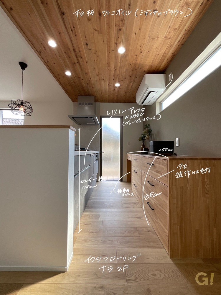 『親子でアウトドア飯を楽しく作れる時間が素敵！シンプルモダンなキッチン』の写真
