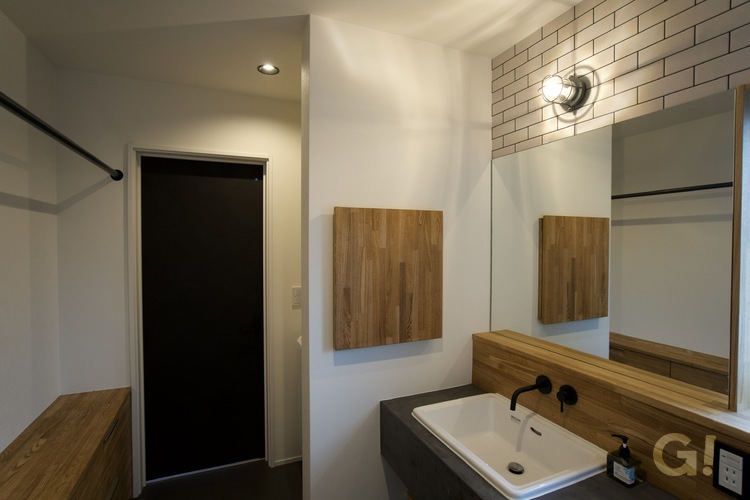 『オシャレが詰まったリゾートホテルのような洗面室』の写真