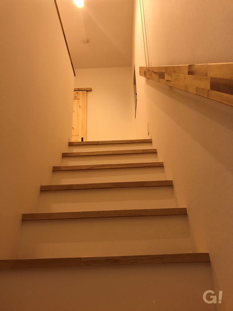 『やわらかくオシャレな雰囲気のナチュラルな階段』の写真