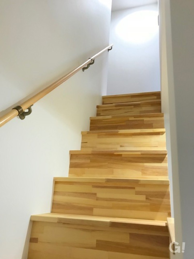 『アウトドアグッズをアクセントに飾りたいナチュラルスタイルの階段』の写真
