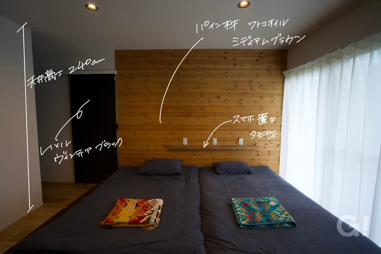 『木の香りに包み込まれる◎毎晩心地よい眠りを誘導してくれるシンプルモダンな寝室』の写真