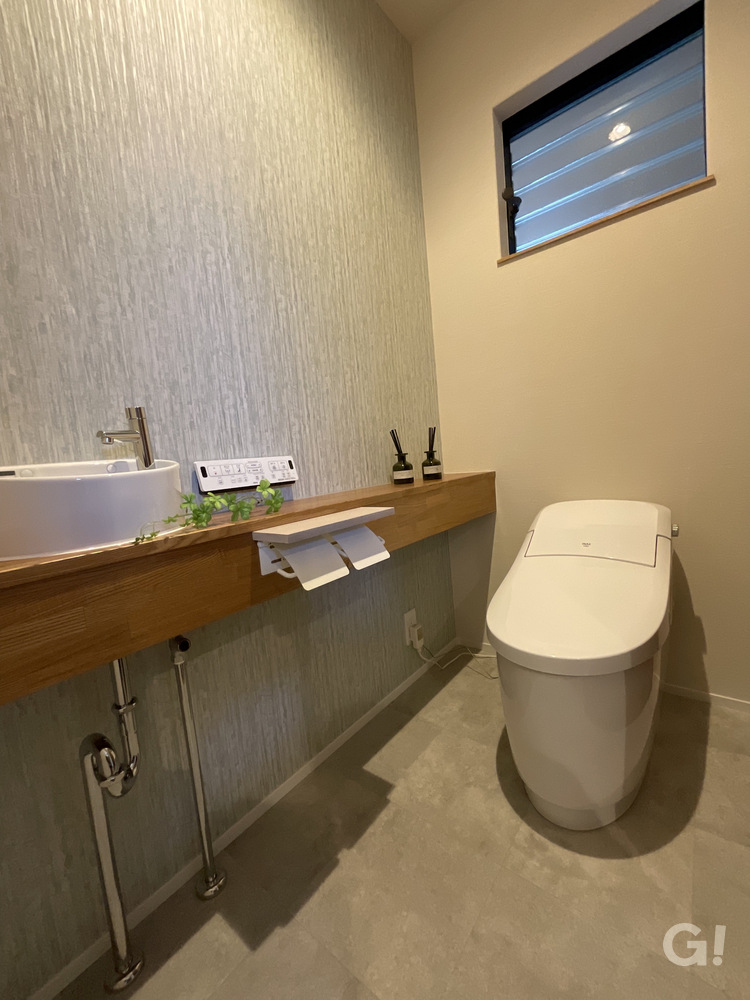『アウトドアグッズも良く似合うお洒落空間がいいシンプルモダンなトイレ』の写真