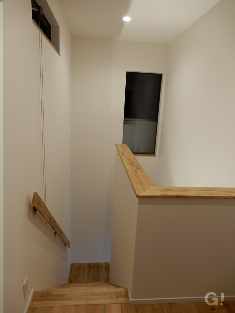 『アウトドア風の部屋に繋がる北欧スタイルの階段』の写真